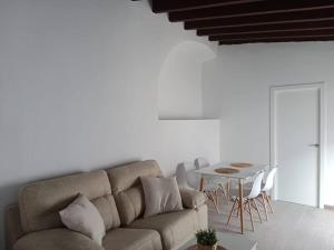 a living room with a couch and a table at Apartamento Peonía in Jerez de la Frontera