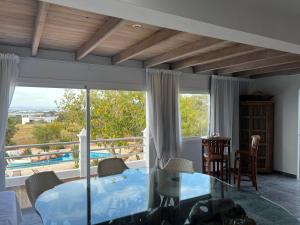 A seating area at Apartamentos Vista Vedrá