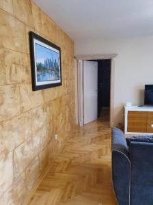 a living room with a couch and a picture on the wall at Apartman KGC Stara Pazova in Stara Pazova