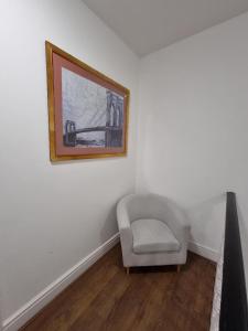 una habitación con una silla y una foto en la pared en PL Liverpool, en Liverpool