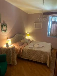 een slaapkamer met een bed en een tafel met een lamp bij La lavanda di Poppi-mini appartamento in Poppi