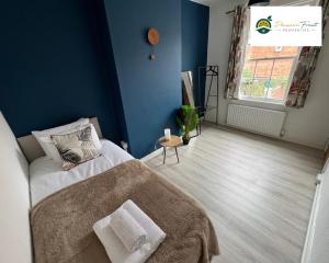 En eller flere senger på et rom på LOW rate for Winter - 4 Bedroom House and 3 Baths -Near City Centre Coventry with unlimited Wi-fi - 8DSC