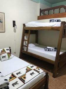 two bunk beds in a room withthritisthritisthritisthritisthritisthritisthritisthritisthritis at Candileja hostel in Jardin
