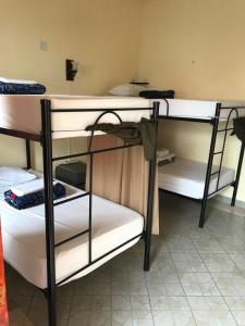 um quarto com três beliches num quarto em Candileja hostel em Jardín