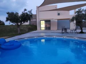 Bazén v ubytovaní Yiorgos, amazing sunset view house alebo v jeho blízkosti