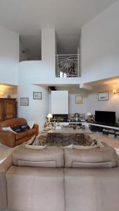un grand salon avec des canapés et une table dans l'établissement Agréable Maison sur le Bassin d'Arcachon, à Andernos-les-Bains