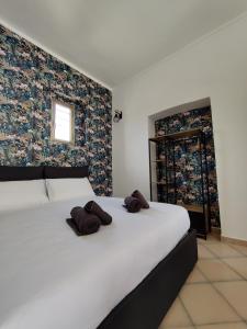 sypialnia z łóżkiem z dwoma brązowymi poduszkami w obiekcie Studio Hole - Lingotto w Turynie
