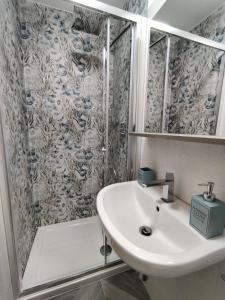 W łazience znajduje się umywalka i prysznic. w obiekcie Studio Hole - Lingotto w Turynie