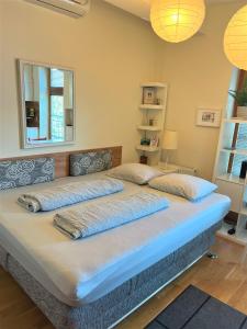 łóżko z 4 poduszkami w pokoju w obiekcie Mini Studio w mieście Čakovec