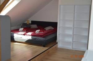 um quarto com uma cama com um cobertor vermelho em Ferienwohnung Fillsack 