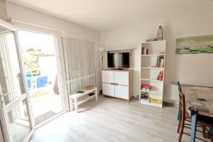 Μια τηλεόραση ή/και κέντρο ψυχαγωγίας στο Maison dans résidence calme avec piscine chauffée