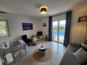 Khu vực ghế ngồi tại Blue Beach Villa with BBQ, Wifi and Stunning View