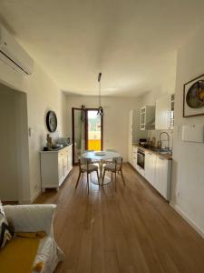 A kitchen or kitchenette at Mareblu Simius