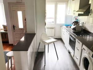 a kitchen with a sink and a washing machine at Bonito chalet a 2 Km de Liencres y playas. in Mortera