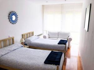 Łóżko lub łóżka w pokoju w obiekcie Bonito chalet a 2 Km de Liencres y playas.