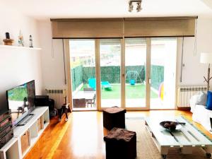 Telewizja i/lub zestaw kina domowego w obiekcie Bonito chalet a 2 Km de Liencres y playas.