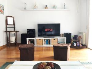 Telewizja i/lub zestaw kina domowego w obiekcie Bonito chalet a 2 Km de Liencres y playas.