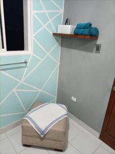 a bathroom with a blue and white wall at Mini departamento en Quito 1 in Quito