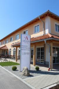 un bâtiment avec un panneau devant lui dans l'établissement Abasto Hotel & Spa Maisach, à Maisach