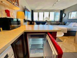 Kuchyňa alebo kuchynka v ubytovaní Super Apartament WHITE Warszawa 2x Metro Ścisłe Centrum WiFi 300 Mbs NEW