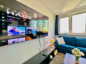 Televízia a/alebo spoločenská miestnosť v ubytovaní Super Apartament WHITE Warszawa 2x Metro Ścisłe Centrum WiFi 300 Mbs NEW