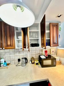 Kuchyňa alebo kuchynka v ubytovaní Super Apartament WHITE Warszawa 2x Metro Ścisłe Centrum WiFi 300 Mbs NEW