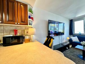 Posteľ alebo postele v izbe v ubytovaní Super Apartament WHITE Warszawa 2x Metro Ścisłe Centrum WiFi 300 Mbs NEW