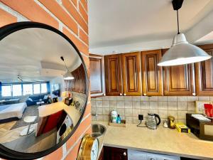 Kuchyňa alebo kuchynka v ubytovaní Super Apartament WHITE Warszawa 2x Metro Ścisłe Centrum WiFi 300 Mbs NEW