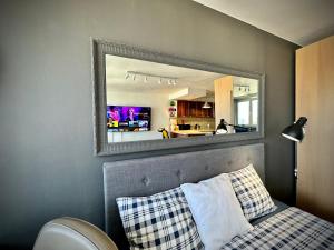 Posteľ alebo postele v izbe v ubytovaní Super Apartament WHITE Warszawa 2x Metro Ścisłe Centrum WiFi 300 Mbs NEW