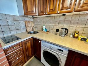 Kuchyňa alebo kuchynka v ubytovaní Super Apartament WHITE Warszawa 2x Metro Ścisłe Centrum WiFi 300 Mbs NEW