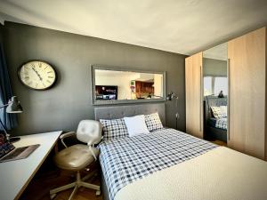 Posteľ alebo postele v izbe v ubytovaní Super Apartament WHITE Warszawa 2x Metro Ścisłe Centrum WiFi 300 Mbs NEW