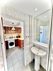 Kuchyňa alebo kuchynka v ubytovaní Super Apartament WHITE Warszawa 2x Metro Ścisłe Centrum WiFi 300 Mbs NEW