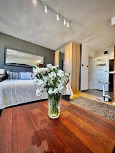 Kuchyňa alebo kuchynka v ubytovaní Super Apartament WHITE Warszawa 2x Metro Ścisłe Centrum WiFi 300 Mbs NEW