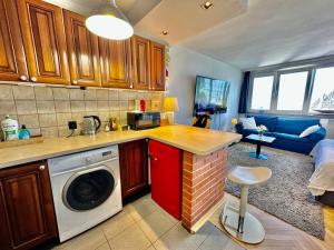 Kuchyňa alebo kuchynka v ubytovaní Super Apartament WHITE Warszawa 2x Metro Ścisłe Centrum WiFi 300 Mbs NEW