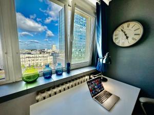 Televízia a/alebo spoločenská miestnosť v ubytovaní Super Apartament WHITE Warszawa 2x Metro Ścisłe Centrum WiFi 300 Mbs NEW