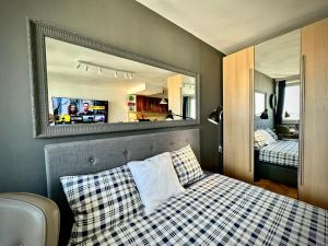 Posteľ alebo postele v izbe v ubytovaní Super Apartament WHITE Warszawa 2x Metro Ścisłe Centrum WiFi 300 Mbs NEW