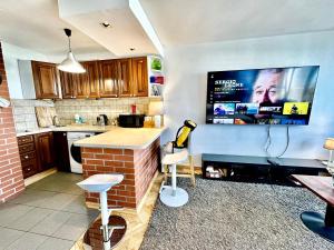 Kuchyňa alebo kuchynka v ubytovaní Super Apartament WHITE Warszawa 2x Metro Ścisłe Centrum WiFi 300 Mbs NEW