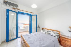 ein Schlafzimmer mit einem Bett und einem Balkon in der Unterkunft Amazing View in Akhladherí