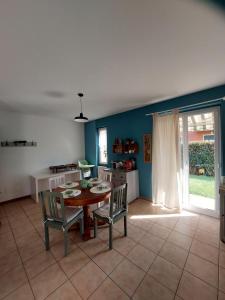 eine Küche mit einem Tisch und Stühlen im Zimmer in der Unterkunft Casa Ilda in Orta San Giulio