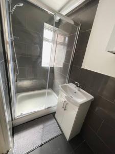 uma casa de banho com um chuveiro, um WC e um lavatório. em Immaculate 1 bedroom apartment in Orpington em Orpington