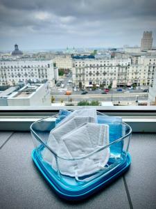 a glass plate with towels and towels on a window at Super Apartament WHITE Warszawa 2x Metro Ścisłe Centrum WiFi 300 Mbs NEW in Warsaw
