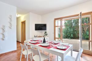 Et tv og/eller underholdning på Isola Blu, Jacuzzi & Pool by DomusAway