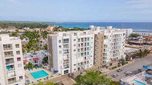 eine Luftansicht auf ein großes Apartmenthaus mit Pool in der Unterkunft Boca Chica Luxury apartment in Boca Chica