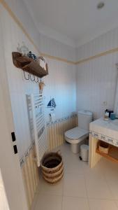 La petite salle de bains est pourvue de toilettes et d'un lavabo. dans l'établissement Agréable Maison sur le Bassin d'Arcachon, à Andernos-les-Bains