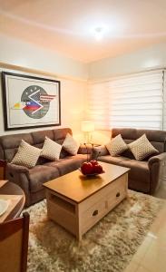 ein Wohnzimmer mit einem Sofa und einem Couchtisch in der Unterkunft The SPLENDOR comfortable living by Awsom Phil in Manila