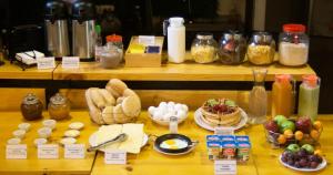 a table with bread and eggs and other food items at Casa Volante Hostal in Valparaíso