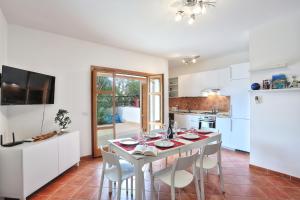 Køkken eller tekøkken på Isola Blu, Jacuzzi & Pool by DomusAway