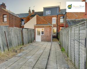an empty driveway in front of a fence at Special Deal for 5-Bedroom House located near Coventry City Centre and with FREE Netflix Wi-fi and Parking -34HRC in Coventry
