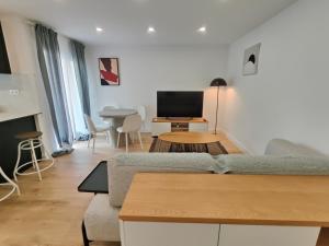 een woonkamer met een bank en een tafel bij Fantastic apartment Sant Adria Beach in Sant Adria de Besos