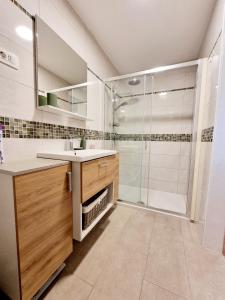 y baño con lavabo y ducha. en Hiša Rožmarin en Osp